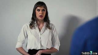 Couage asawa sa pag-order ng kanyang mga empleyado Pangunang hanay ng hukbo upang sirain ang kanyang asawa