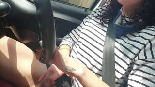 Ënner enger ëffentlecher Auto fueren, während spillen mat mengem klenge pussy