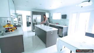 Small tits stepmom coquos et habitu habet, sordida.Sumit eam ad mundare et stepson gets a boner.Dat ei handjob et a bj et sapor