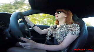 Busty rufus MILF masturbates in backseat sua currus