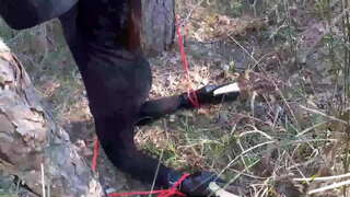 Лаура каблук итә, шәфҡәт туташтарының-моделдең күлдәге һәм ҡара юғары каблук, замаскированный һәм урман бәйле булғас, бик кәрәк ағзалары осалар.