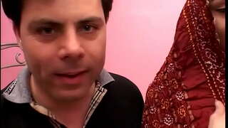 Male Guy futuit in Festis Indus Wilfe pro Pecunia Falsa Scortum