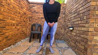 Chubby titulos scortum intus et foris pissing scribendarum | humidum et nuntius