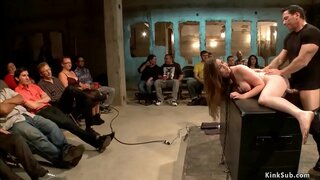 Calidum mercurium brunette servus Kennedy Adams est ligatum et flagellari per lezdom Principem Donna Dolore, tunc accipit pussy futui magnus gallus Ioannes Fortis in publicum