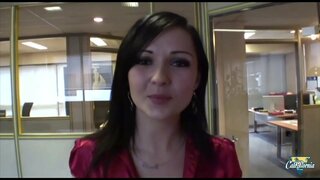 Parva brunette offert asino cum voluptatem