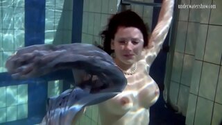 Natantibus parvulus Katka et statim prodiit qui descendit in lacus