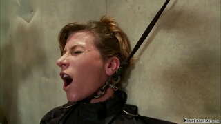 Strapped brunette MILF servus Ariel X est adfixum in illuminans mensam tunc copulati fit lxxiv cum dildo in baculo in manibus domino Orlando